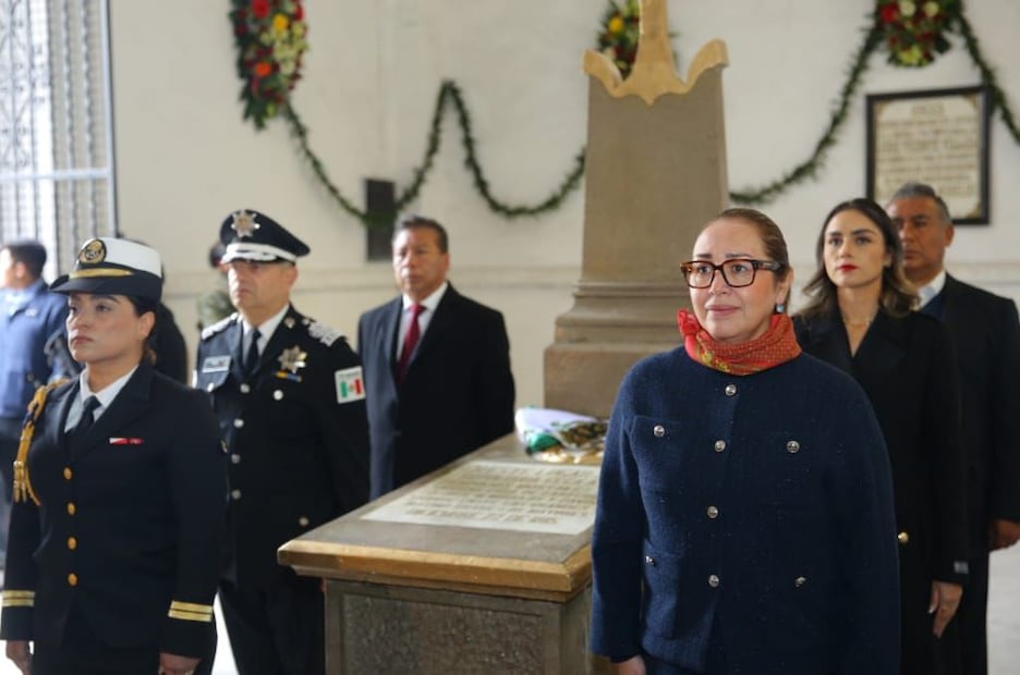 La alcaldesa Azucena Cisneros Coss encabeza la guardia de honor frente al Monumento al Siervo de la Nación en la histórica Casa de Morelos. Foto Especial