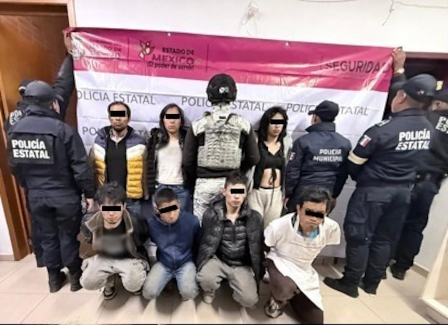 Además de los vehículos, a los detenidos se les decomisaron diversas dosis de aparente metanfetamina, lo que suma el delito contra la salud a su proceso legal. Foto Especial