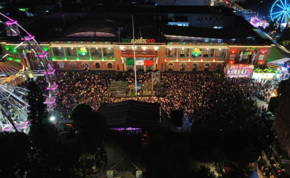 Las familias de Tlalnepantla disfrutaron de música y baile durante la verbena popular por las fiestas patrias. Foto especial