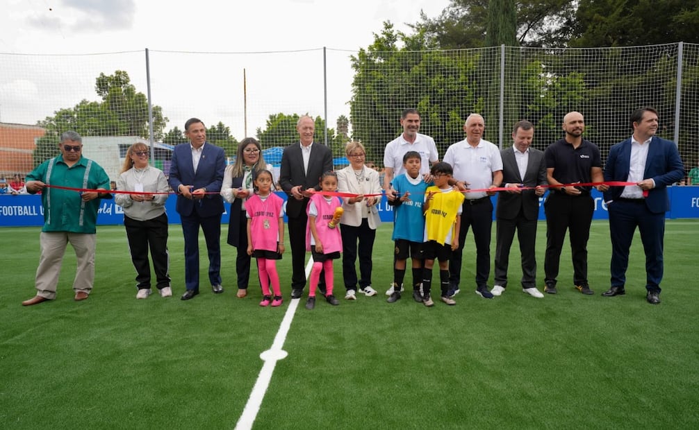 Autoridades estatales, municipales, directivos de la FMF y representantes de la FIFA realizaron el tradicional corte de listón. Foto Especial