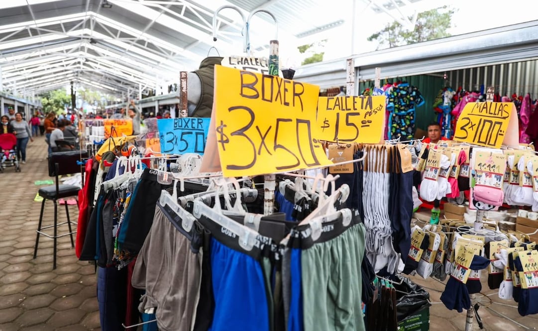 La venta de cosméticos y alimentos apócrifos no solo impacta al comercio formal, sino que representa riesgos para la salud pública. Foto Alejandro Vargas / El Universal