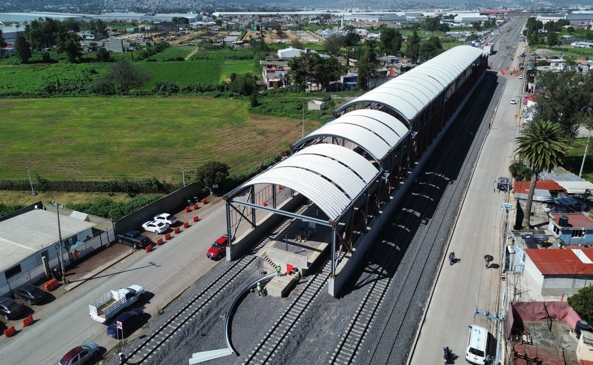 En la estación Teyahualco quedaron desde marzo costales de material para pegar el mármol que también se quedó en ese espacio en obra negra / Foto: Arturo Contreras