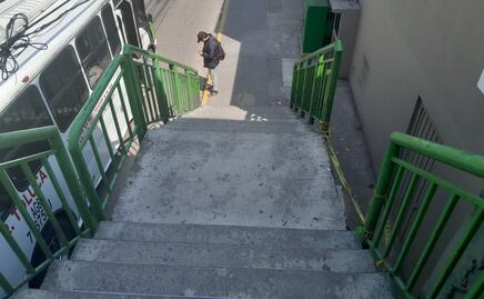 Usuarios denuncian peligroso deterioro de puentes peatonales en Paseo Tollocan, Toluca