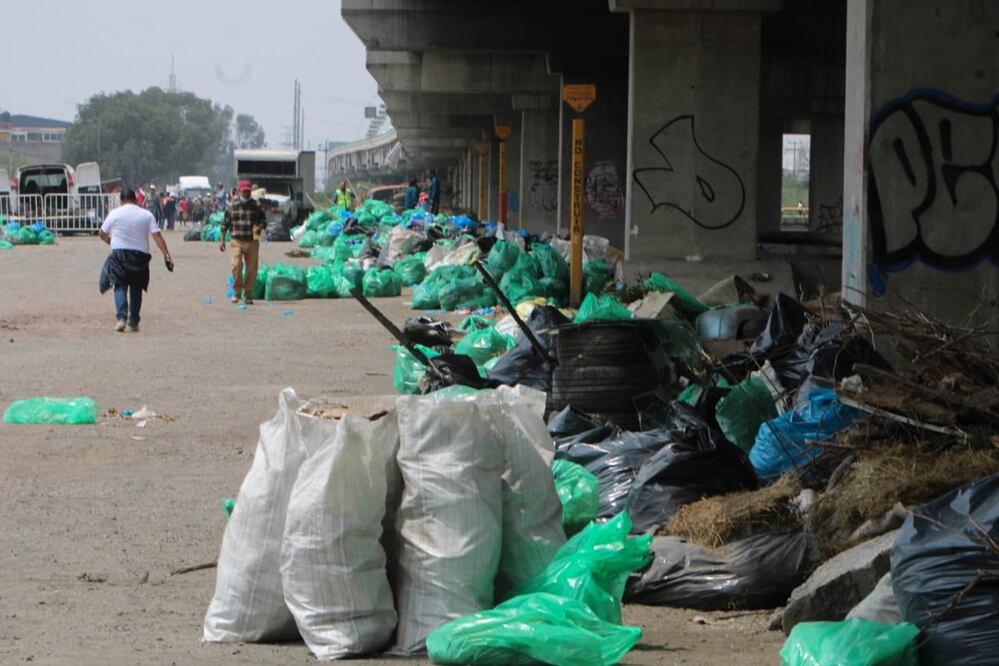 Las más de mil toneladas de basura recolectadas equivalen a
limpiar una longitud de terreno equivalente a nueve estadios Azteca / Foto: Darío Luna EL UNIVERSAL