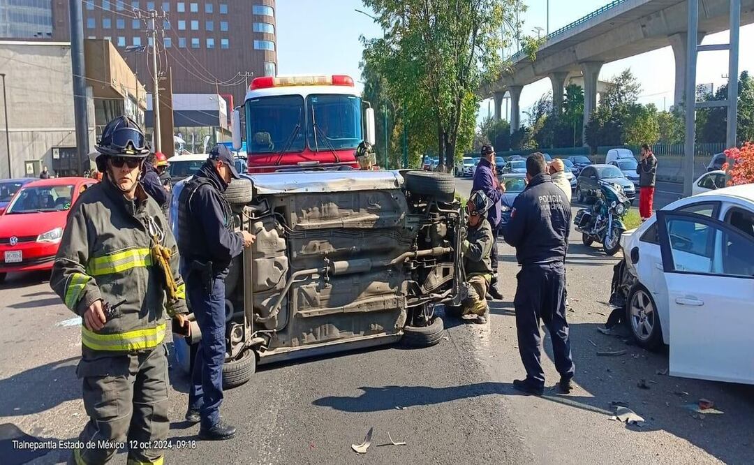 En los carriles laterales de Periférico Norte ocurrió un accidente automovilístico que dejó como resultado la volcadura de un vehículo y otro más chocado Foto: Especial