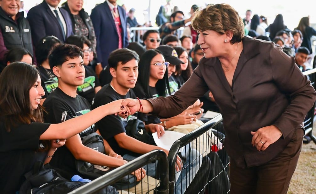 Desde el TESCo, la Gobernadora Delfina Gómez encabezó la entrega masiva de apoyos económicos para estudiantes destacados de la entidad. Foto Especial