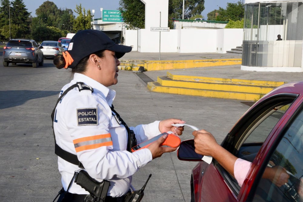 Policías estatales utilizan dispositivos HandHeld para emitir multas electrónicas, evitando el manejo de efectivo y actos de corrupción. Foto Especial
