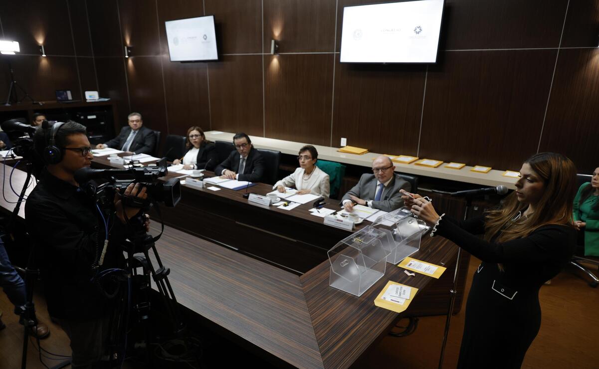 Ante la presencia de notarios públicos, cada Comité comenzó a insacular a las y los aspirantes que cuentan con el perfil para contender. Foto: Arturo Hernández / El Universal Estado de México