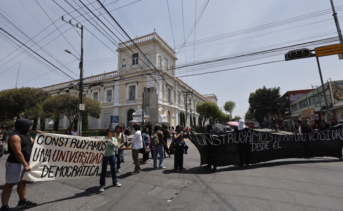 Durante la manifestación se vivieron momentos de tensión al llegar a la Rectoría Universitaria / Foto: Jorge Alvarado