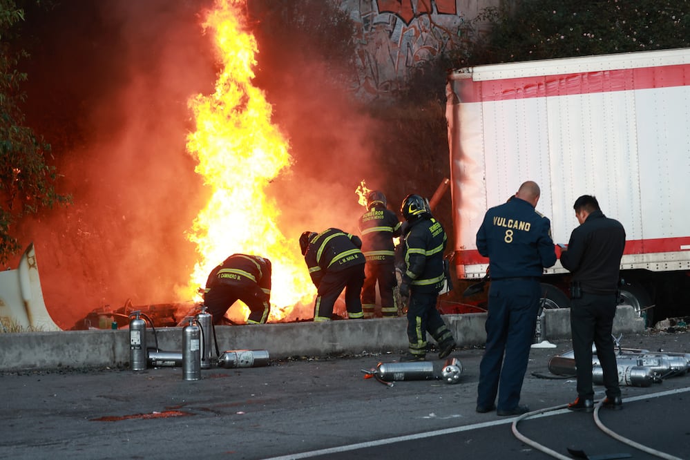 El percance se registró en Cuajimalpa durante las primeras horas de este viernes, lo que provocó el cierre de la vialidad rumbo a la CDMX. Foto: Alejandro Vargas/ El Universal
