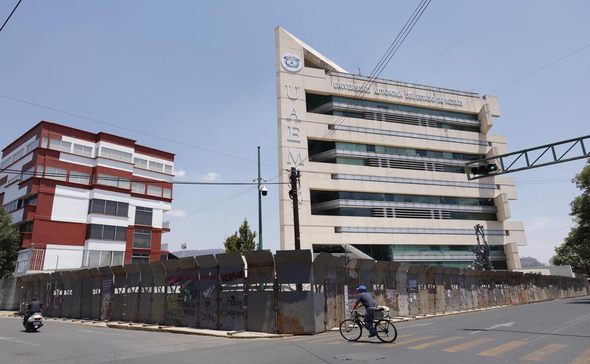 El blindaje de este edificio se da en medio de las protestas de estudiantes / Foto Arturo Hernández