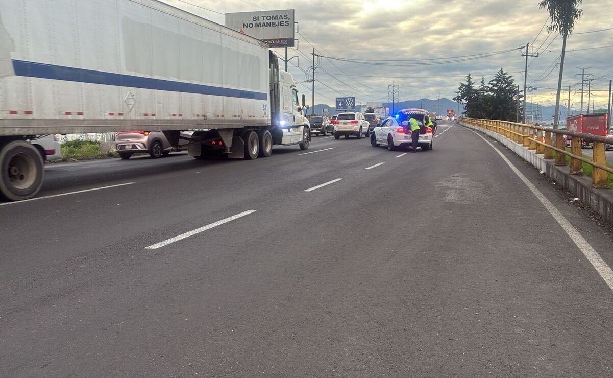 La carretera México-Toluca a la altura del puente vehicular de San Pedro Tultepec, permaneció cerrada por un par de horas derivado de un accidente múltiple. Foto: Especial