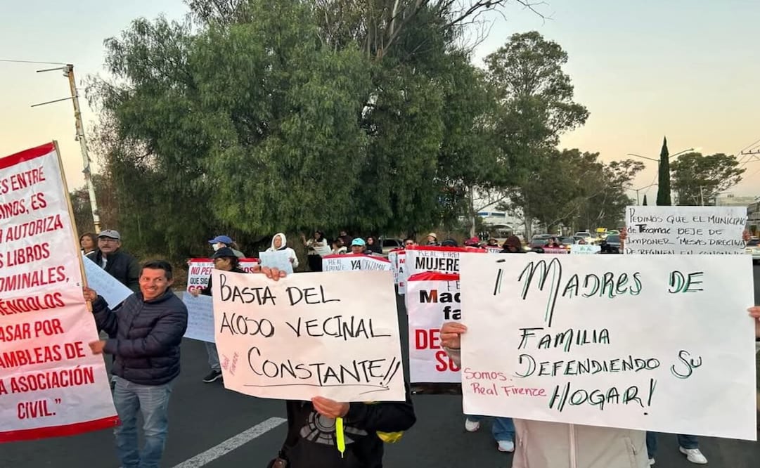 Un grupo de residentes del fraccionamiento Real Firenze de Tecámac protestan sobre la autopista México-Pachuca / Foto Especial