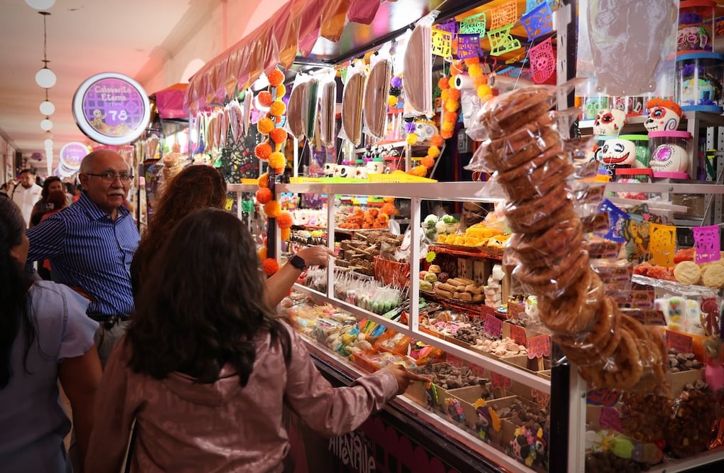 Se estima que el gasto promedio por familia supere los 630 pesos, debido a las compras anticipadas de productos para la elaboración de ofrendas y altares.
Foto: especial