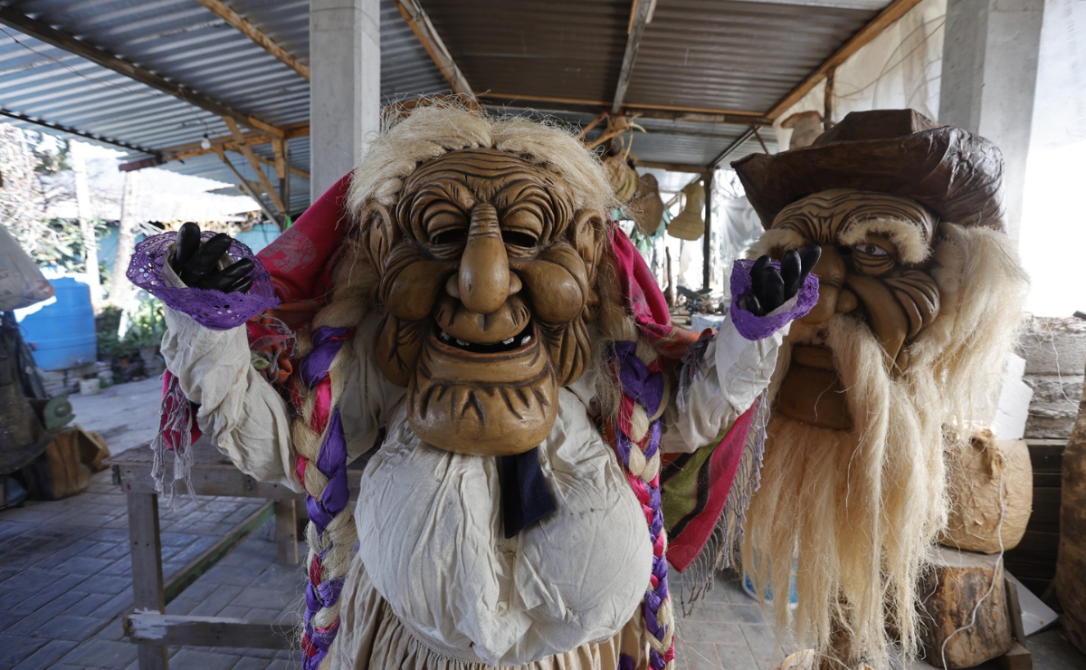 Un artesano de Temascalcingo da vida a un Xita, perpetuando una tradición ancestral que fusiona arte y espiritualidad. Foto: Jorge Alvarado