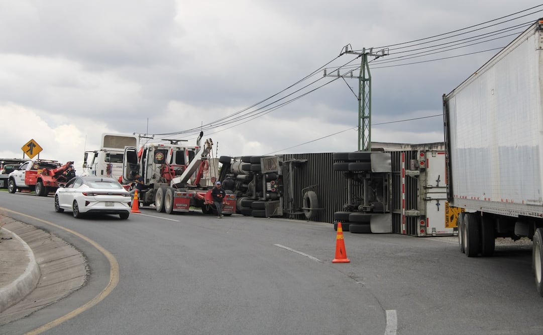 Un tráiler que transportaba productos perecederos se volcó en el Circuito Exterior Mexiquense. Foto: Darío Luna / El Universal Estado de México