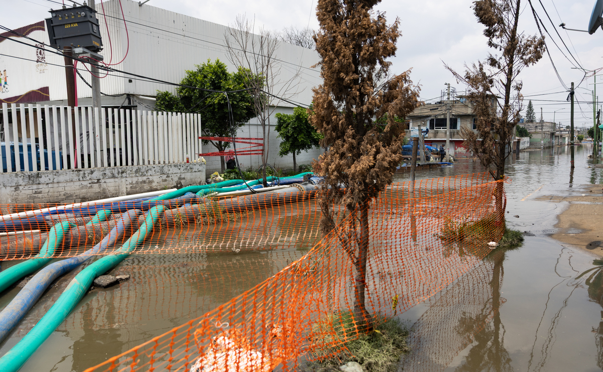 Los bomberos de Chalco llegaron desde el sábado y llevaron lanchas consigo para poder trasladar a los habitantes. Foto: Hugo Salvador / El Universal