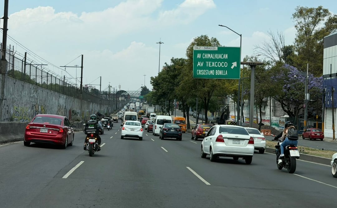 Automovilistas se ven obligados a incorporarse a carriles centrales en la Calzada Ignacio Zaragoza a la altura de Peñón Viejo debido a las obras hidráulicas. Foto Especial