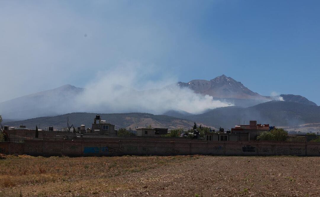Continúan los trabajos para sofocar un incendio en las faldas del Nevado de Toluca / Foto Alejandro Vargas