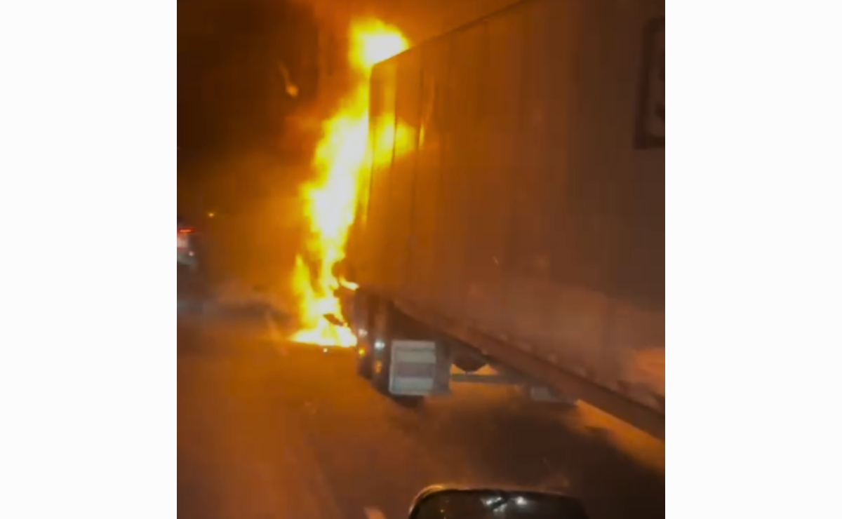 Incendio de tráiler en la México-Querétaro causa severas afectaciones al tráfico en la zona. Foto: Especial