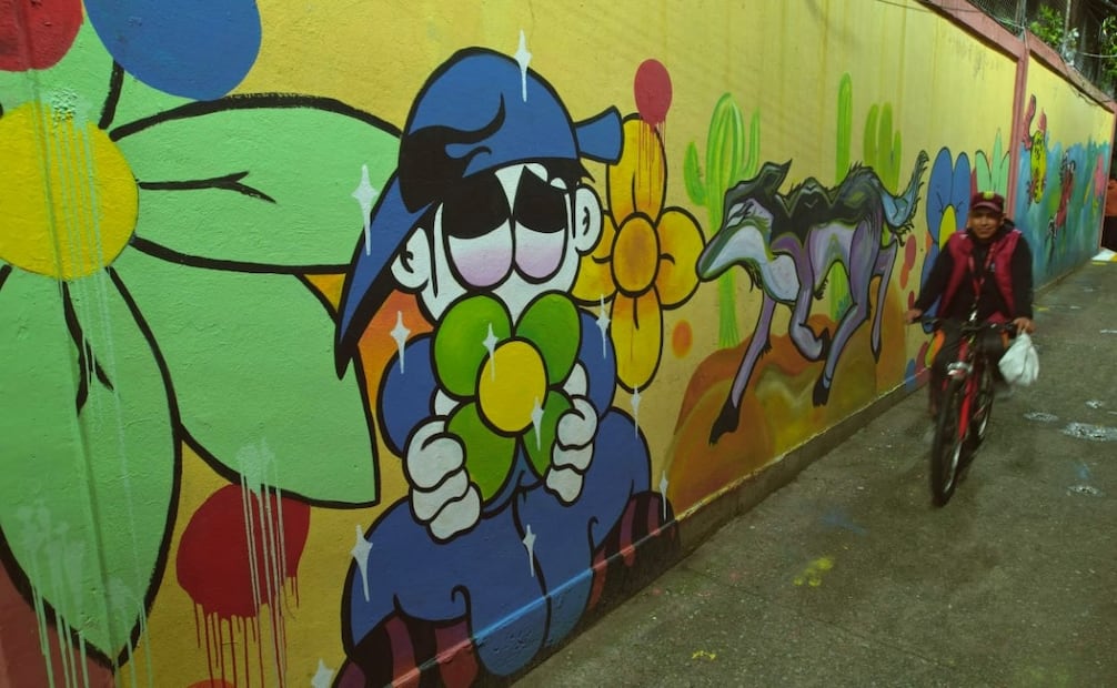 El callejón Santa Clara pasó de ser un punto de inseguridad y acumulación de basura a un corredor lleno de color y vida. Foto Especial