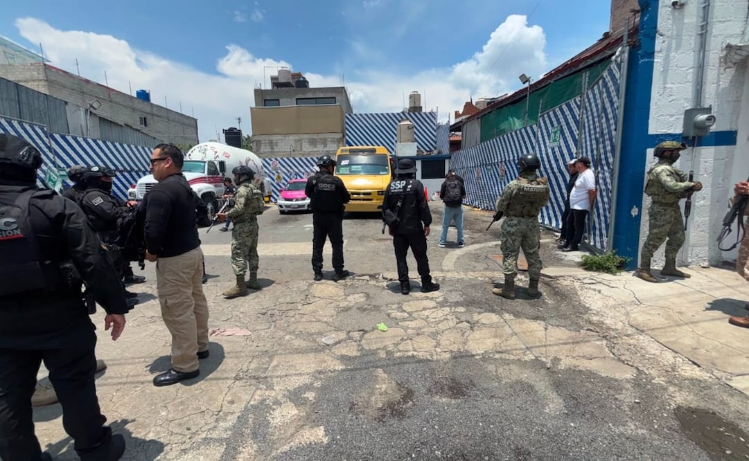 Unos 50 elementos de la policía municipal, Fuerza de Tarea Marina, de la Fiscalía General de la República (FGR) y de Pemex participaron en el operativo. Foto. Especial