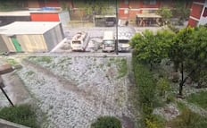 Lluvia con granizo provoca inundaciones viales y afecta tianguis en Coacalco