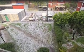 Lluvia con granizo provoca inundaciones viales y afecta tianguis en Coacalco