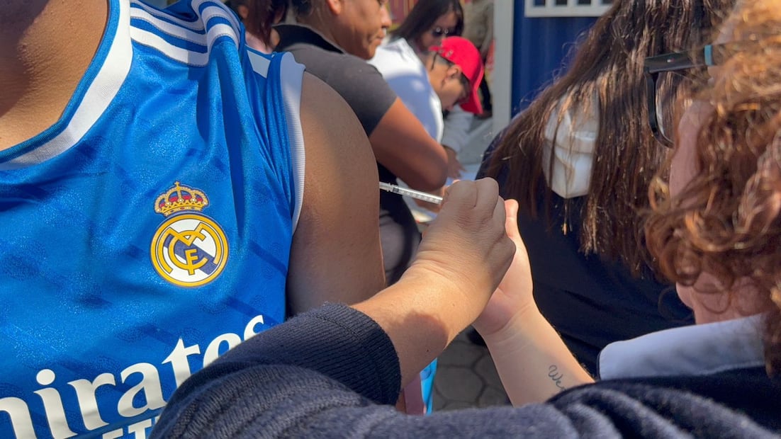 Personal de salud aplica el biológico a quienes lograron llegar temprano a los módulos instalados en el municipio. Foto Emilio Fernández / El Universal