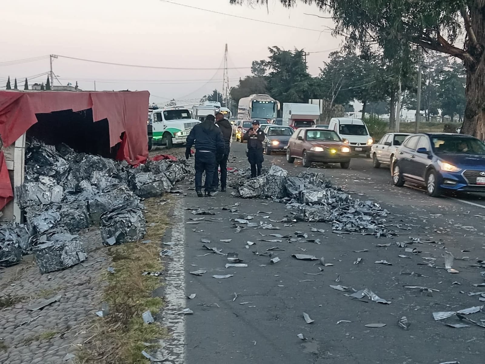 Automovilistas que circulaban por la zona alertaron a las unidades de emergencia. Foto: especial