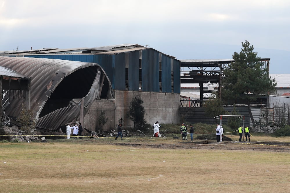 Cuerpos de emergencia lograron controlar el incendio y evacuaron dos cuadras a la redonda, mientras que vecinos de la zona piden al Aeropuerto de Toluca redoblar las medidas preventivas. Foto Alejandro Vargas / El Universal