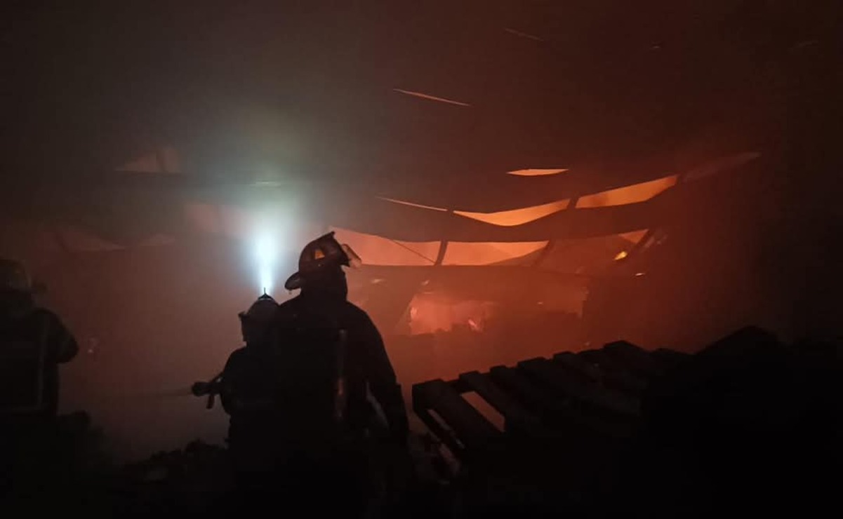 El siniestro se controló en un 90%, no se reportaron perdidas humanas. Foto: Especial