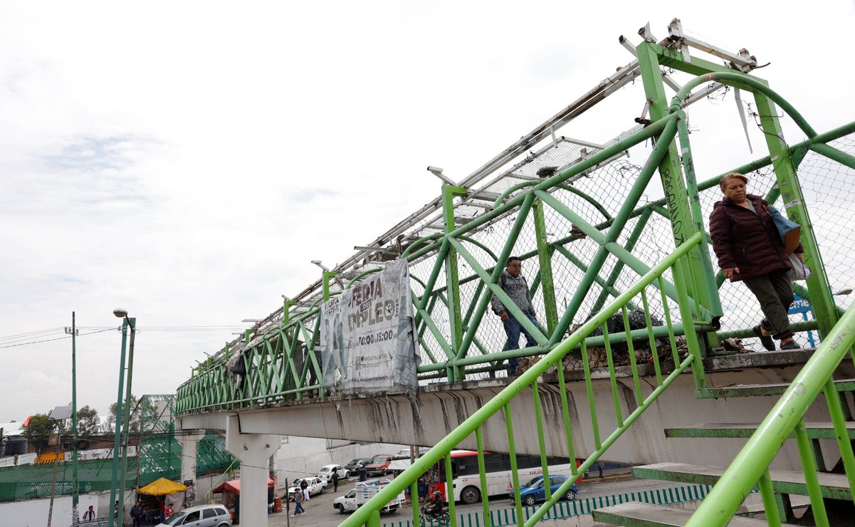 Vecinos de la zona norte de Toluca denuncian que la infraestructura del puente peatonal fue debilitada por el retiro negligente de espectaculares / Foto: Arturo Hernández
