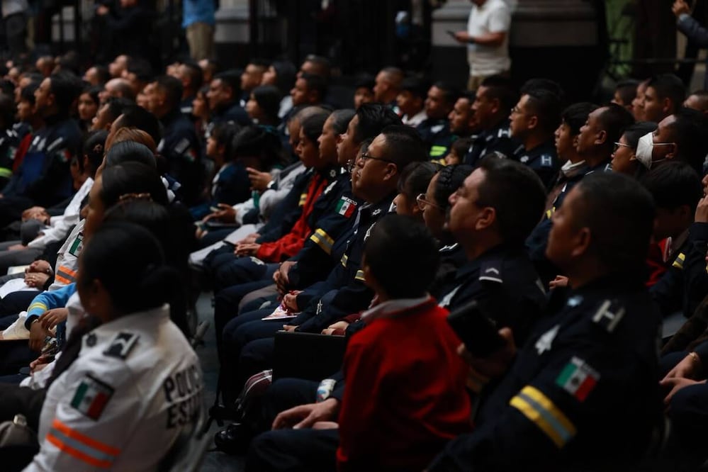 Delfina Gómez Álvarez realizó la entrega de 2 mil 650 becas a hijas e hijos de policías operativos. Foto: Alejandro Vargas/ El Universal