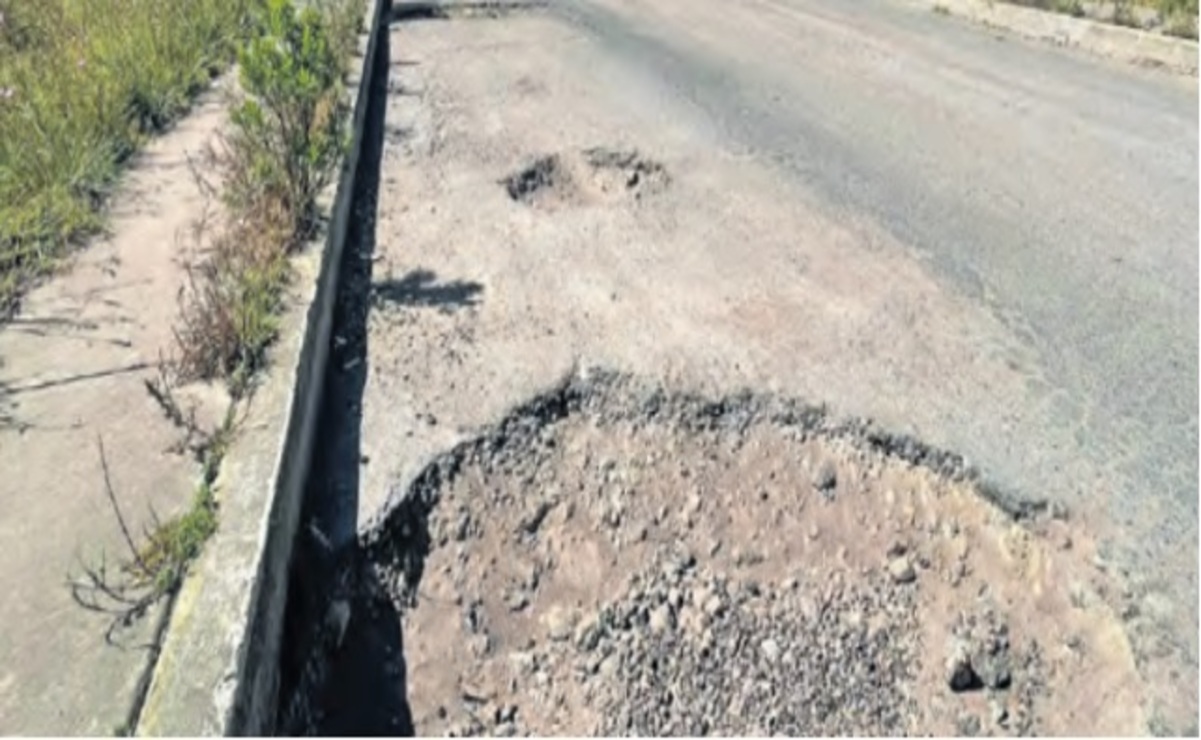 Vecinos reportan baches de más de 30 centímetros de profundidad / Foto Michelle Sánchez