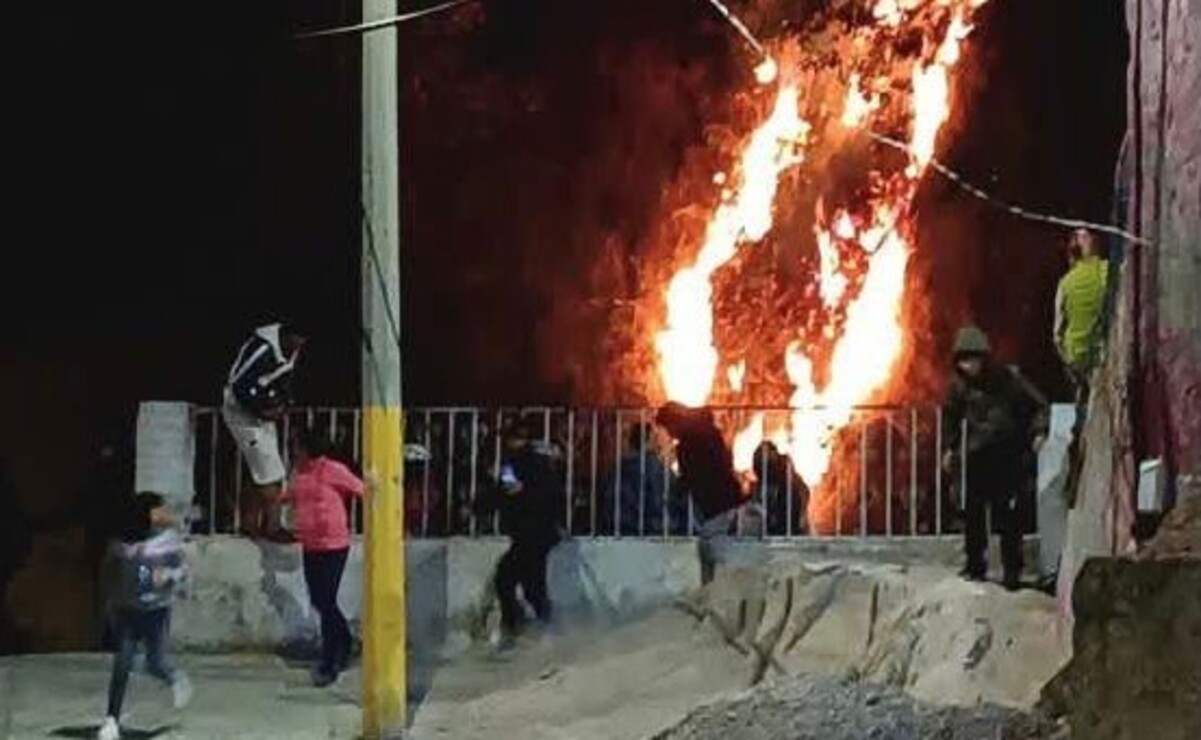 Anoche, vecinos bloquearon en ambos sentidos la carretera Naucalpan-Toluca, para exigir la búsqueda y localización de una niña. Foto: Especial