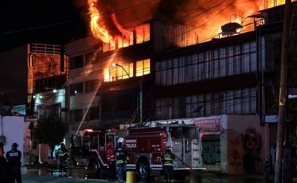 Cuerpos de emergencia trabajaron durante varias horas para controlar el incendio en la colonia 5 de Mayo. Foto Alejandro Vargas / El Universal