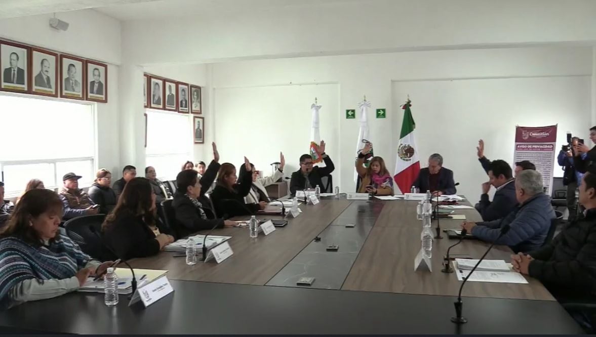 Con 6 votos a favor, el Ayuntamiento de Cuautitlán México oficializa la nueva leyenda para toda la papelería gubernamental. Foto Especial