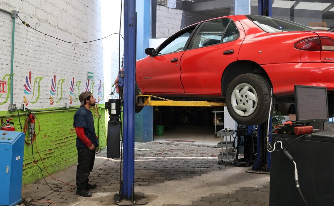 Los vehículos anteriores a 2005 pueden tener dificultades para cumplir con la verificación ambiental. Foto: Sergio García / El Universal Estado de México