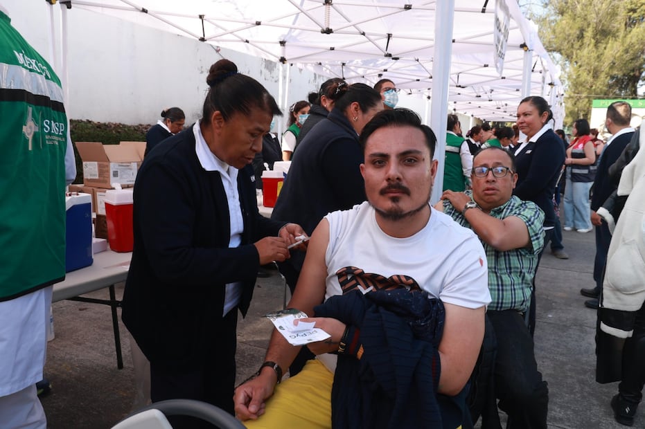 A través de las jornadas "Dominicales de Vacunación en Templos Religiosos", el Gobierno del Estado de México busca facilitar el acceso al biológico en puntos de alta concentración social. Foto Alejandro Vargas / El Universal