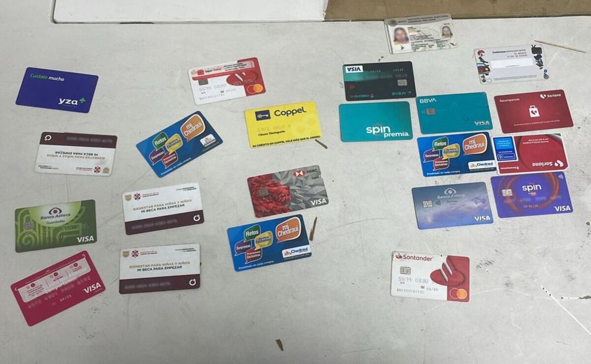 Les fueron encontradas 21 tarjetas de débito y de programas sociales / Foto Especial