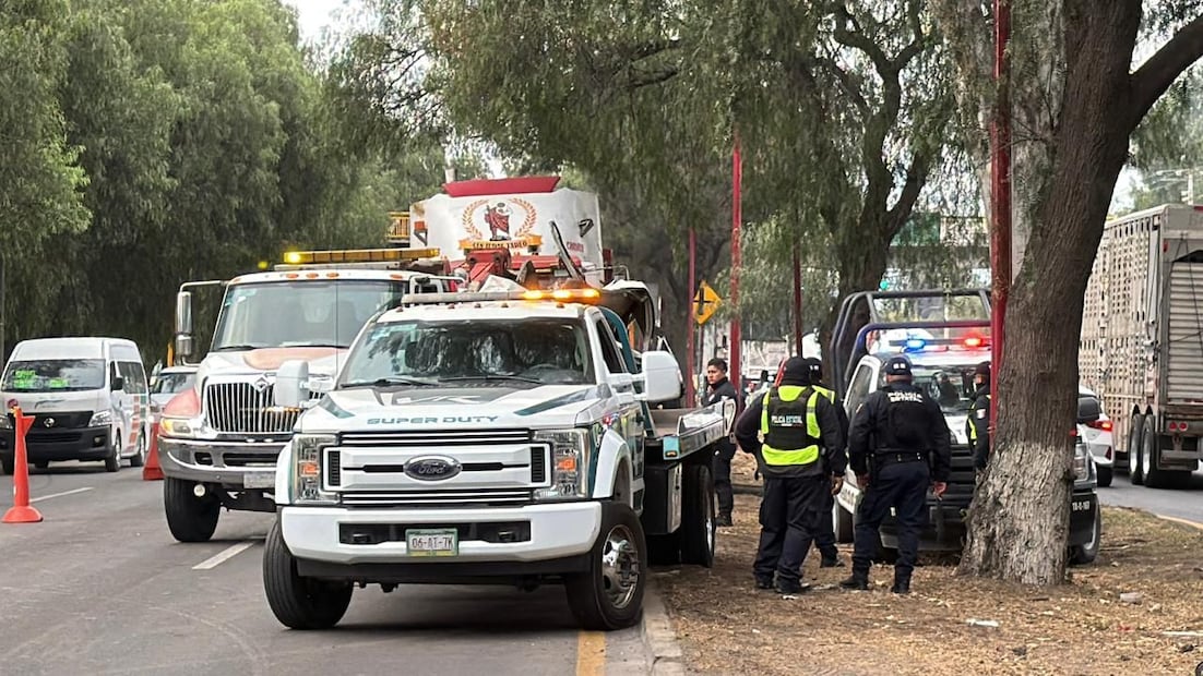 Protección Civil y Bomberos utilizaron equipo hidráulico para cortar partes del automóvil. Foto. Especial