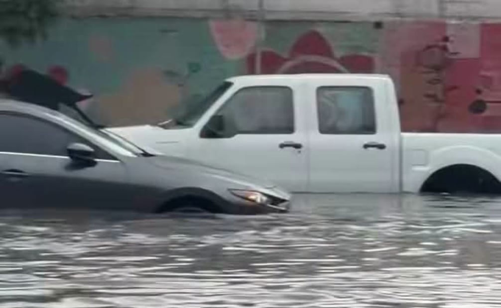 El nivel del agua superó el metro de altura en las inmediaciones del Deportivo Caracoles, afectando la circulación vial. Foto Especial