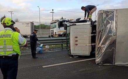 Volcadura de tortón provoca afectaciones viales en la México-Puebla