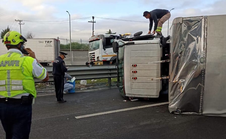 Volcadura de tortón provoca afectaciones viales en la México-Puebla