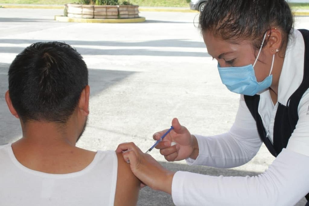 Llevan consultas médicas gratuitas y aplicación de vacunas a damnificados en Neza