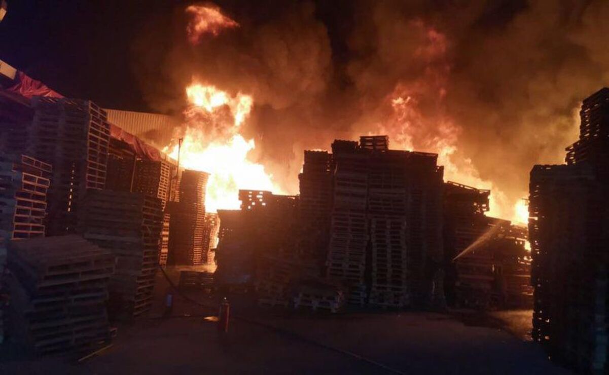 Incendio consume almacén de tarimas en Tepotzotlán
