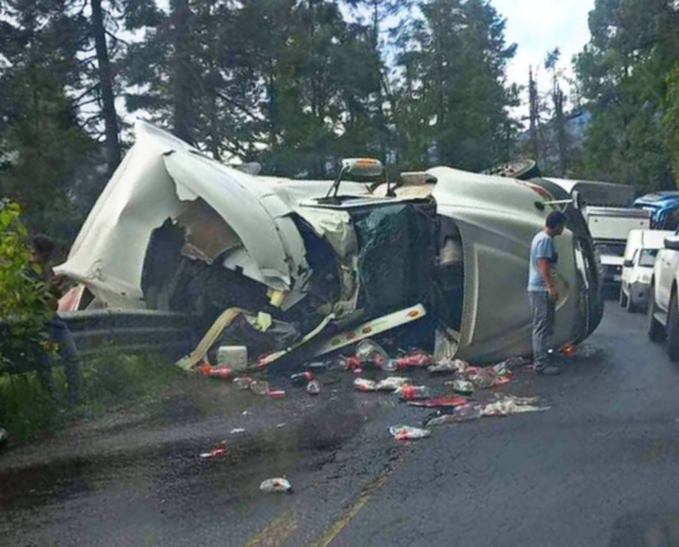 Vuelca tráiler cargado de refresco en Temascaltepec