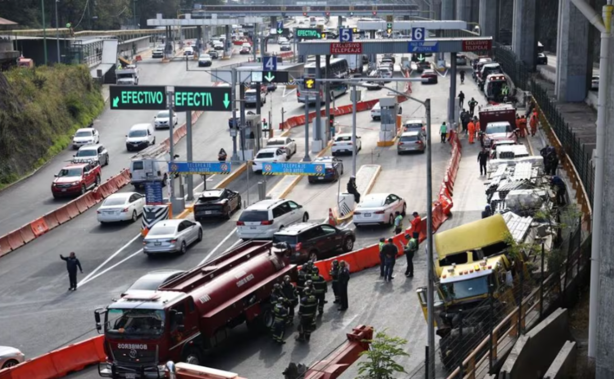 Un tráiler sin frenos se impactó sobre varios vehículos que se encontraban en la caseta de la carretera México- Toluca, dejando al menos 3 personas lesionadas. (Foto: Arturo Hernández)
