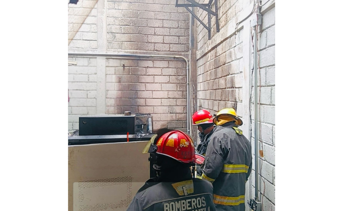 Elementos del Heroico Cuerpo de Bomberos de Tlalnepantla trabajan para controlar el incendio en un taller de sublimado en la colonia La Laguna. Foto: Especial